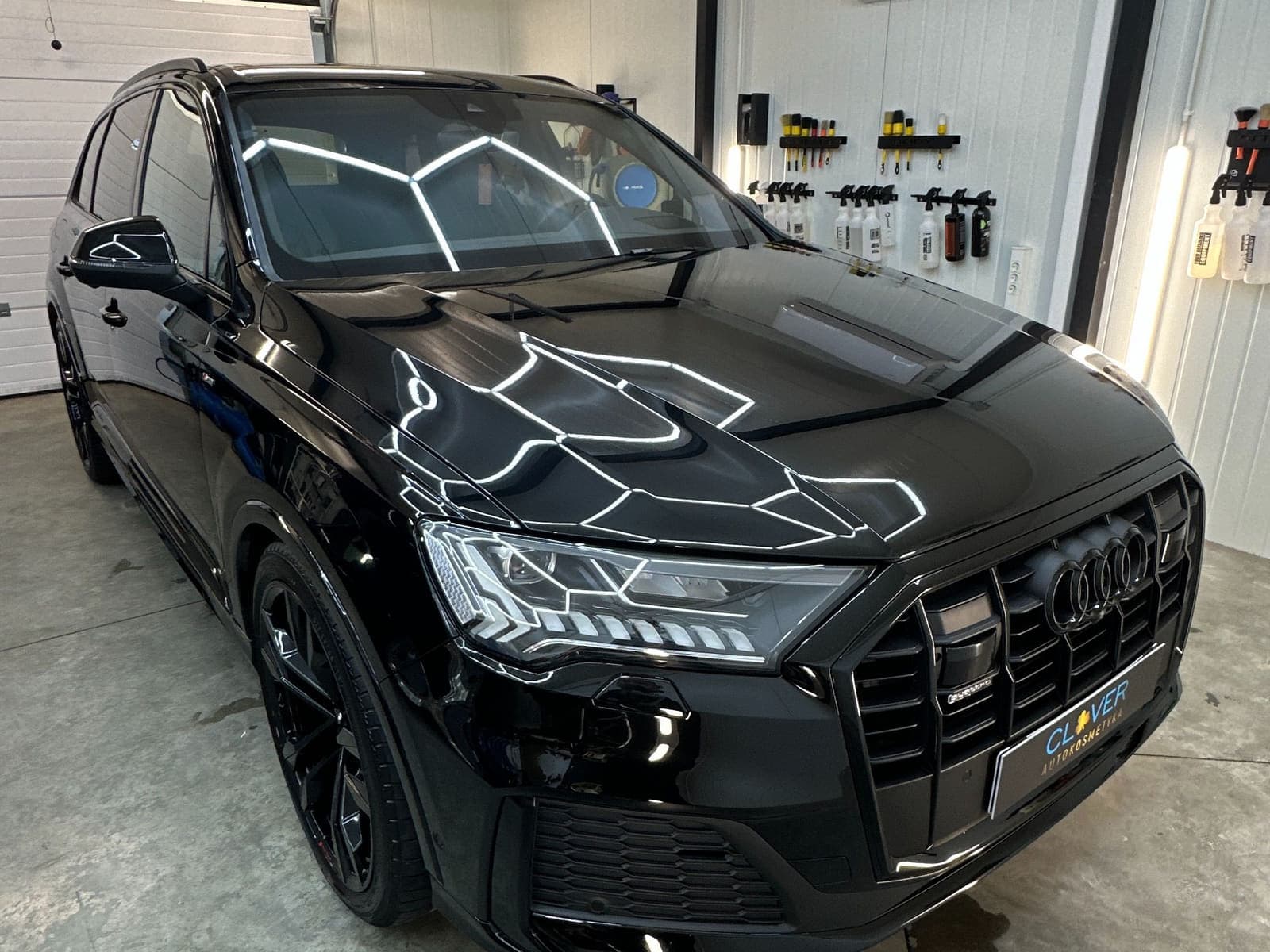 Czarne Audi Q7 po korekcie lakieru i powłoce ceramicznej - po