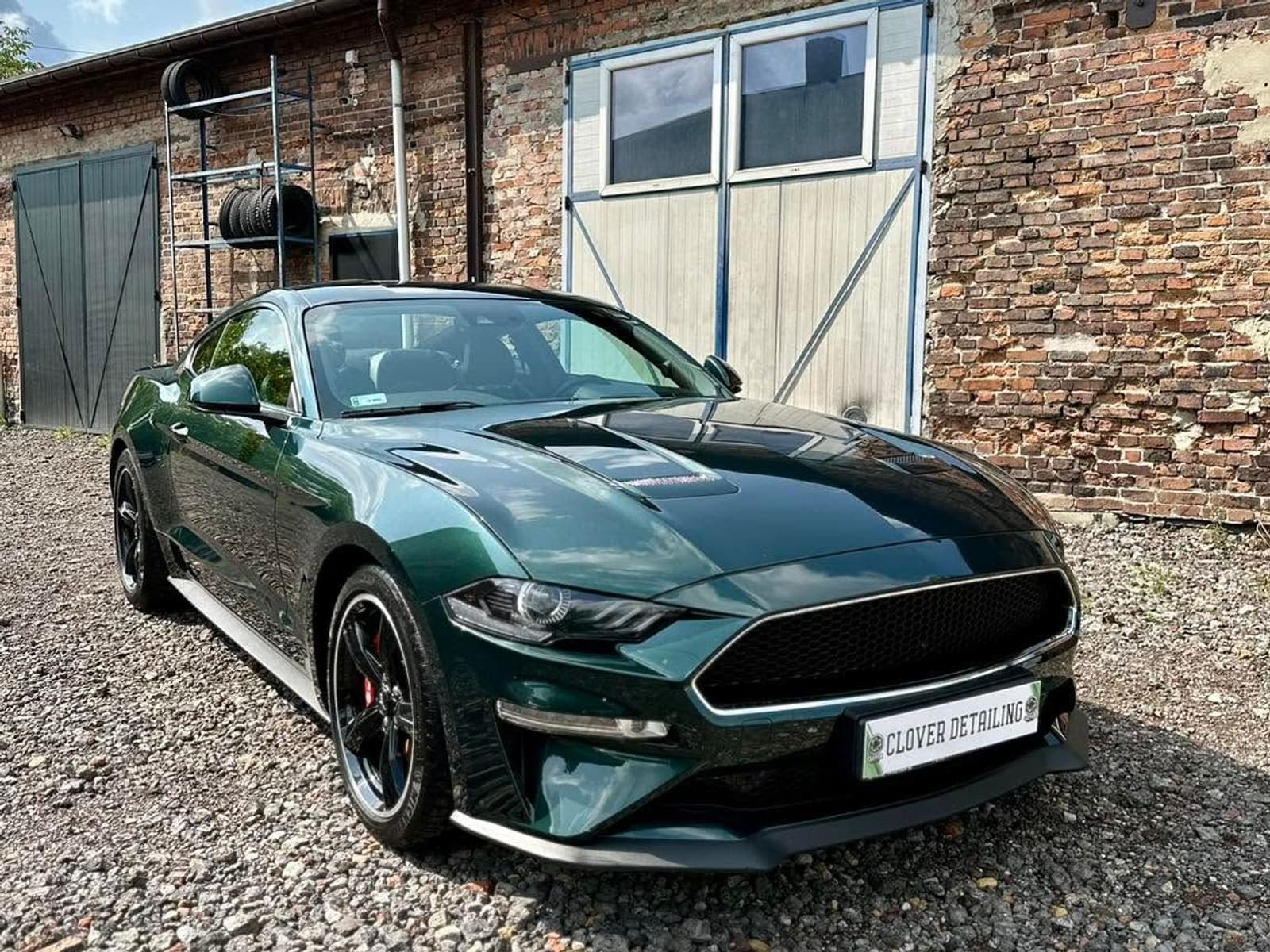 Zielony Ford Mustang Bullitt po detailingu i zabezpieczeniu lakieru - po