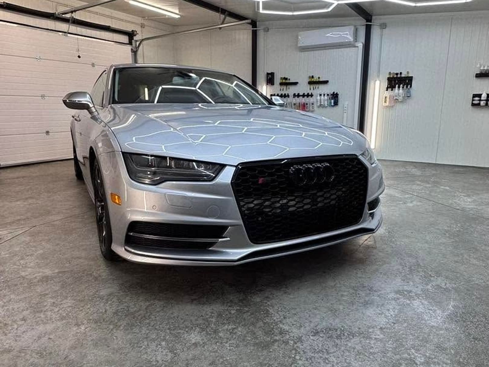 Srebrne Audi A7 w studiu detailingu Clover