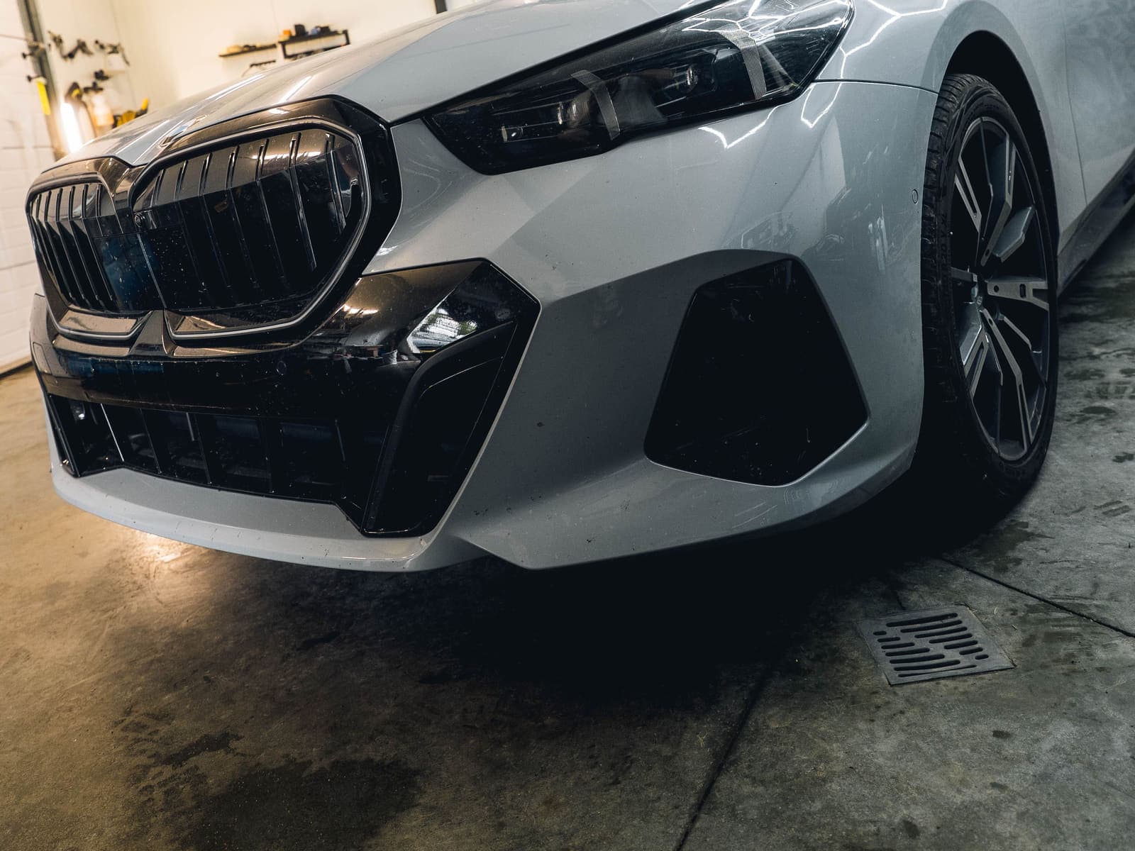 BMW i5 w studiu detailingu Clover
