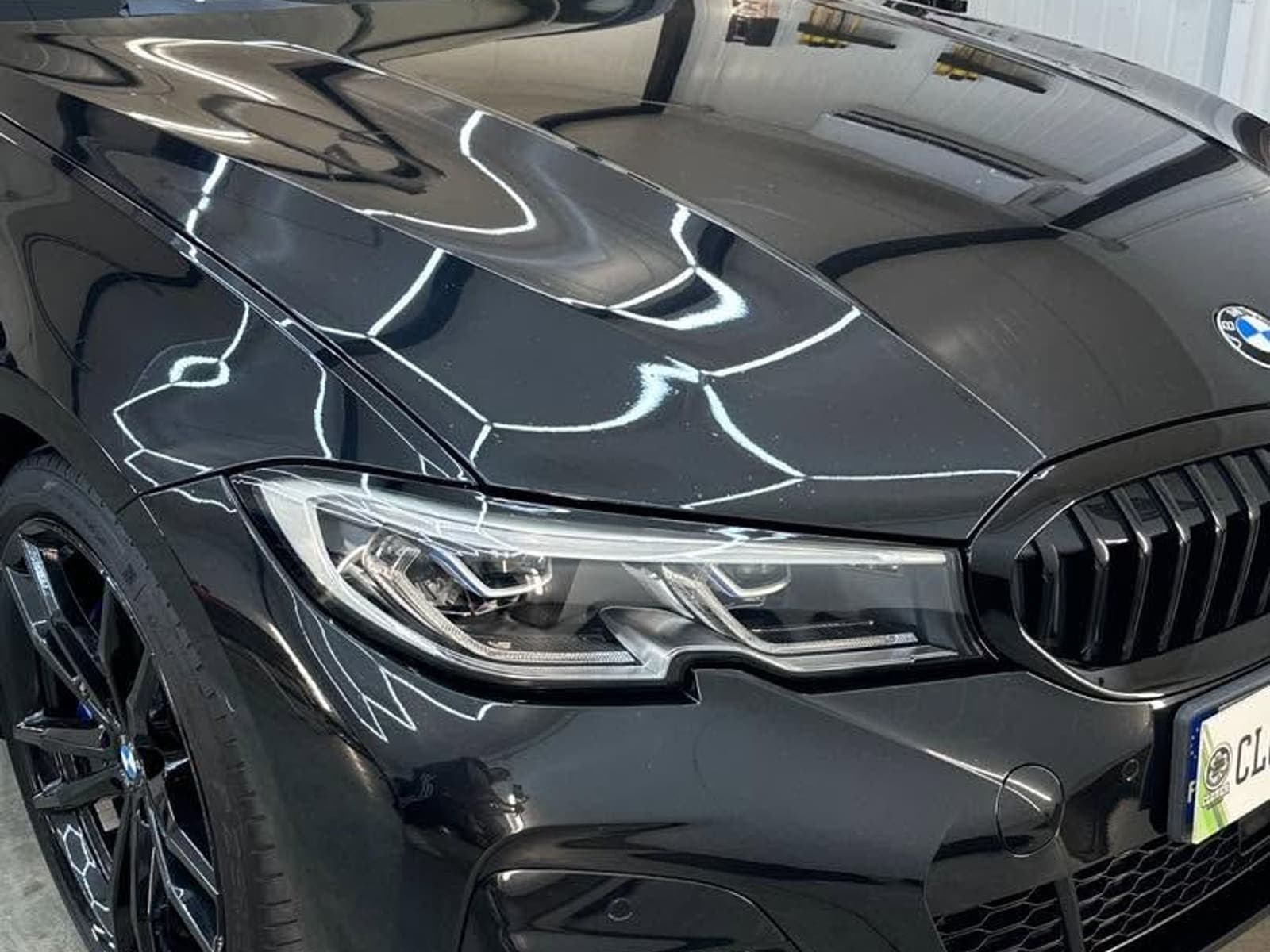 Czarne BMW serii 3 z lustrzanym połyskiem lakieru