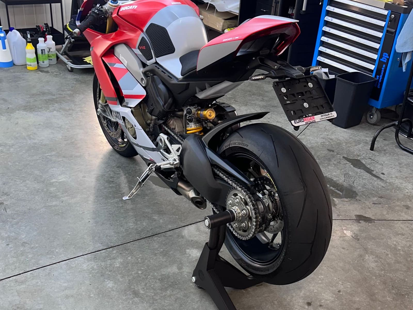 Ducati Panigale V4 S od tyłu w studiu Clover