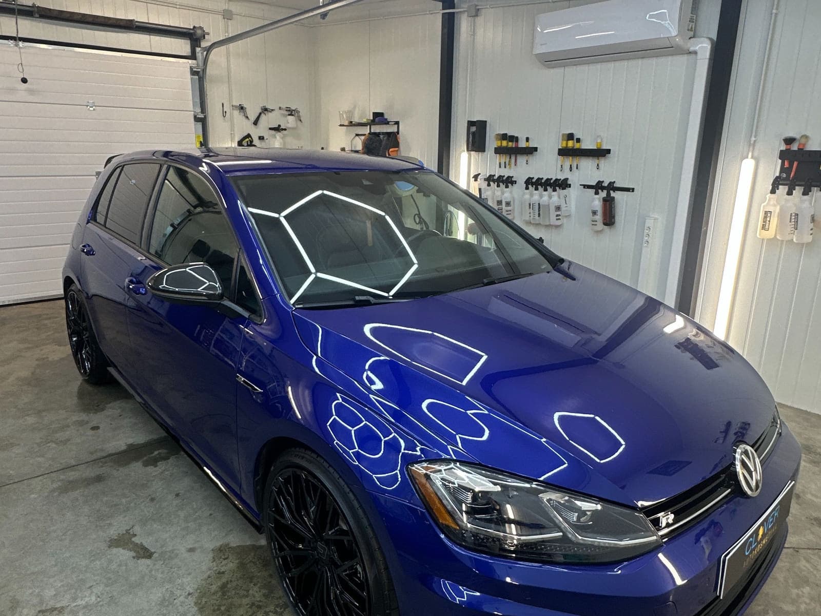 Niebieski Volkswagen Golf R po detailingu