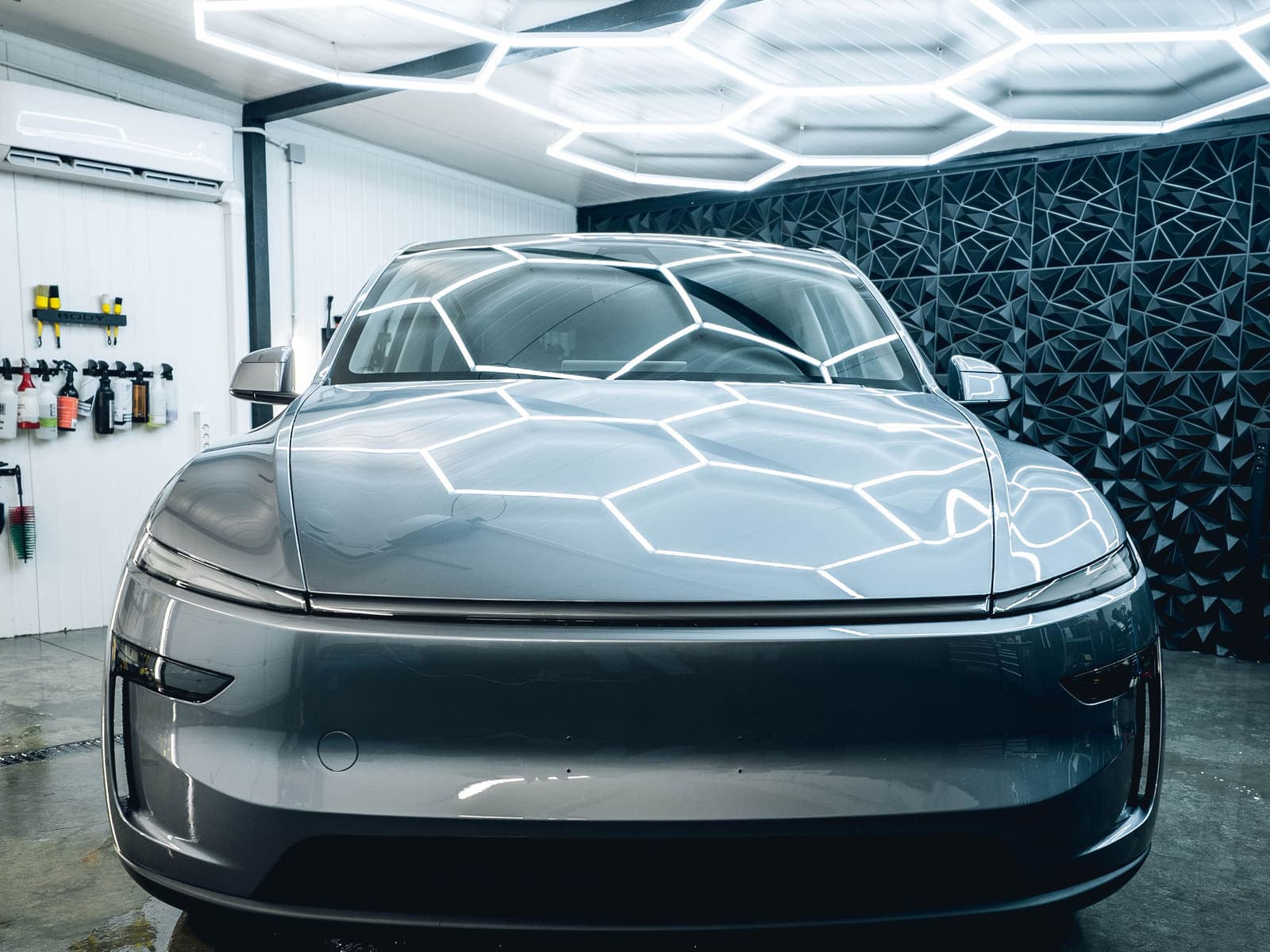 Srebrny Lucid Air w studiu detailingu Clover