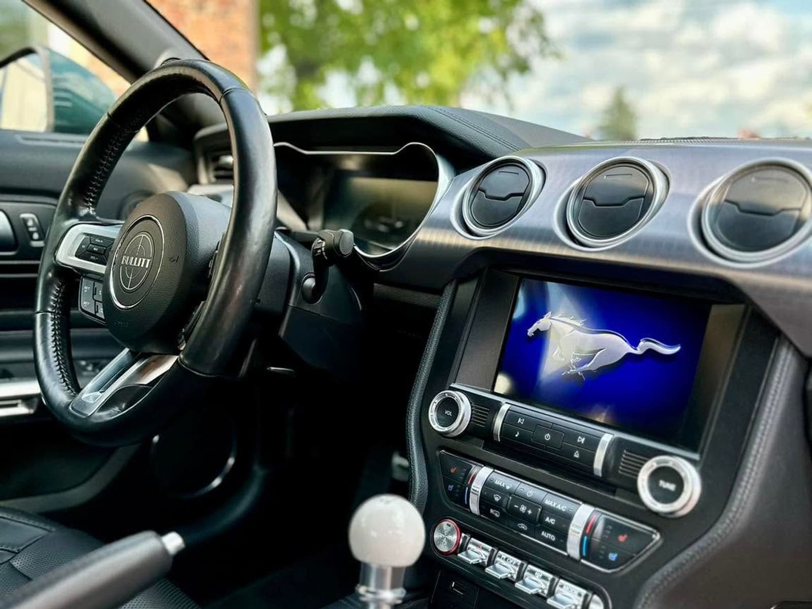 Wnętrze Forda Mustang Bullitt po detailingu