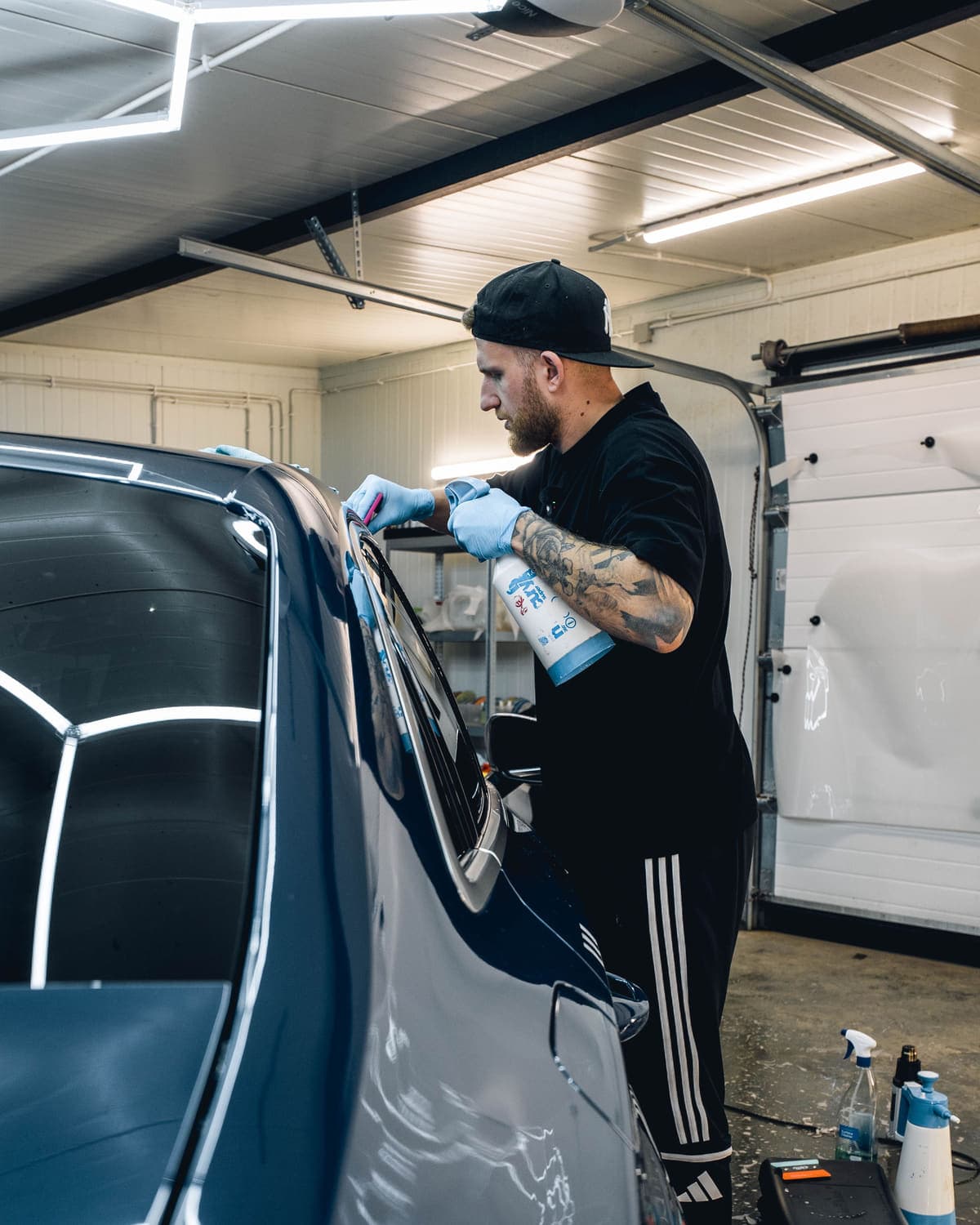 Detailer Clover podczas precyzyjnej, ręcznej pracy